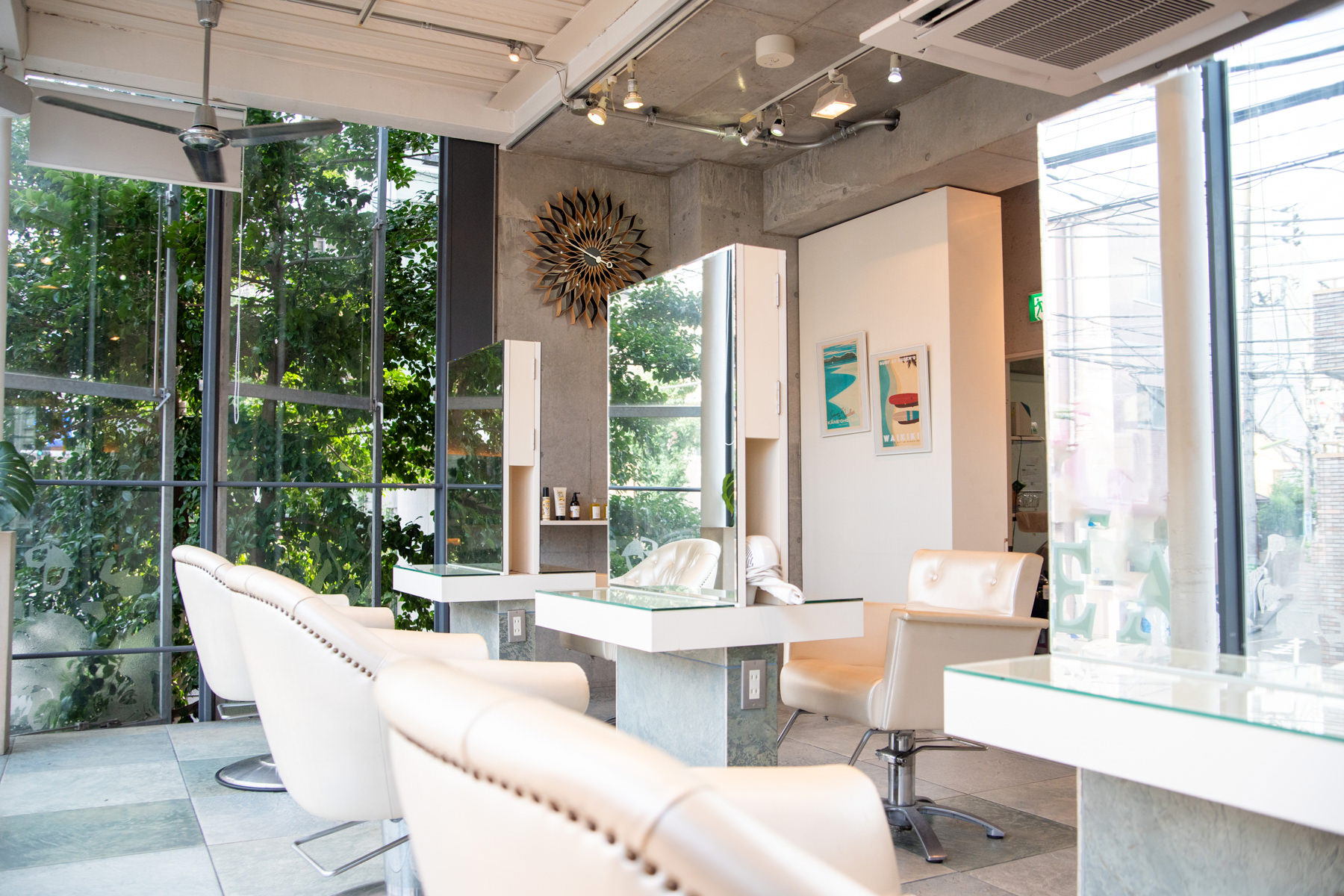 NANEA HAIRの店内。南国のテイストを取り入れた空間に光が差し込む