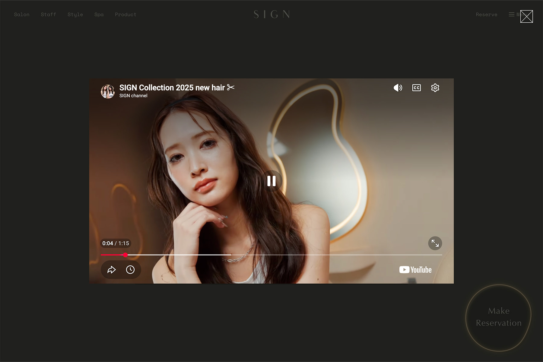 SIGNのトップページ。コレクション映像の再生ボタンが置かれている